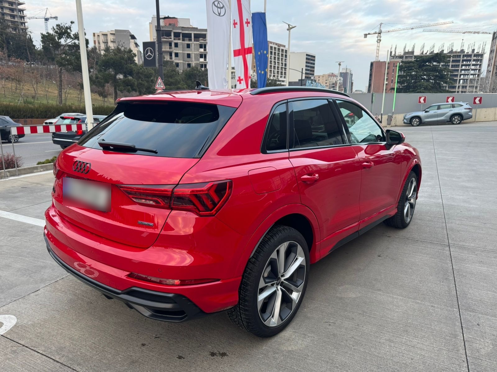 Audi Q3 - фото 8
