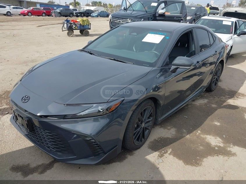 Toyota Camry - фото 1