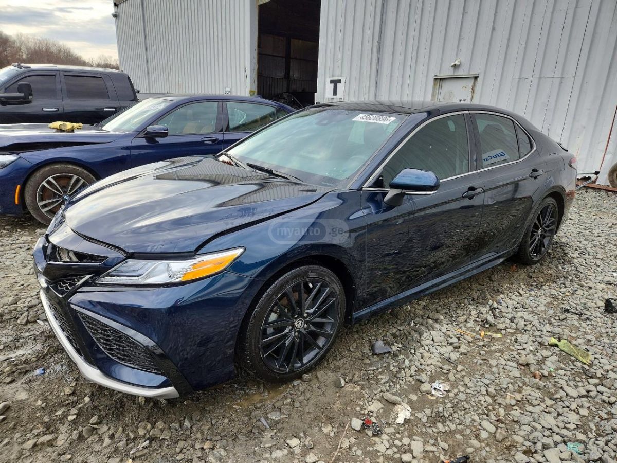 Toyota Camry - фото 1