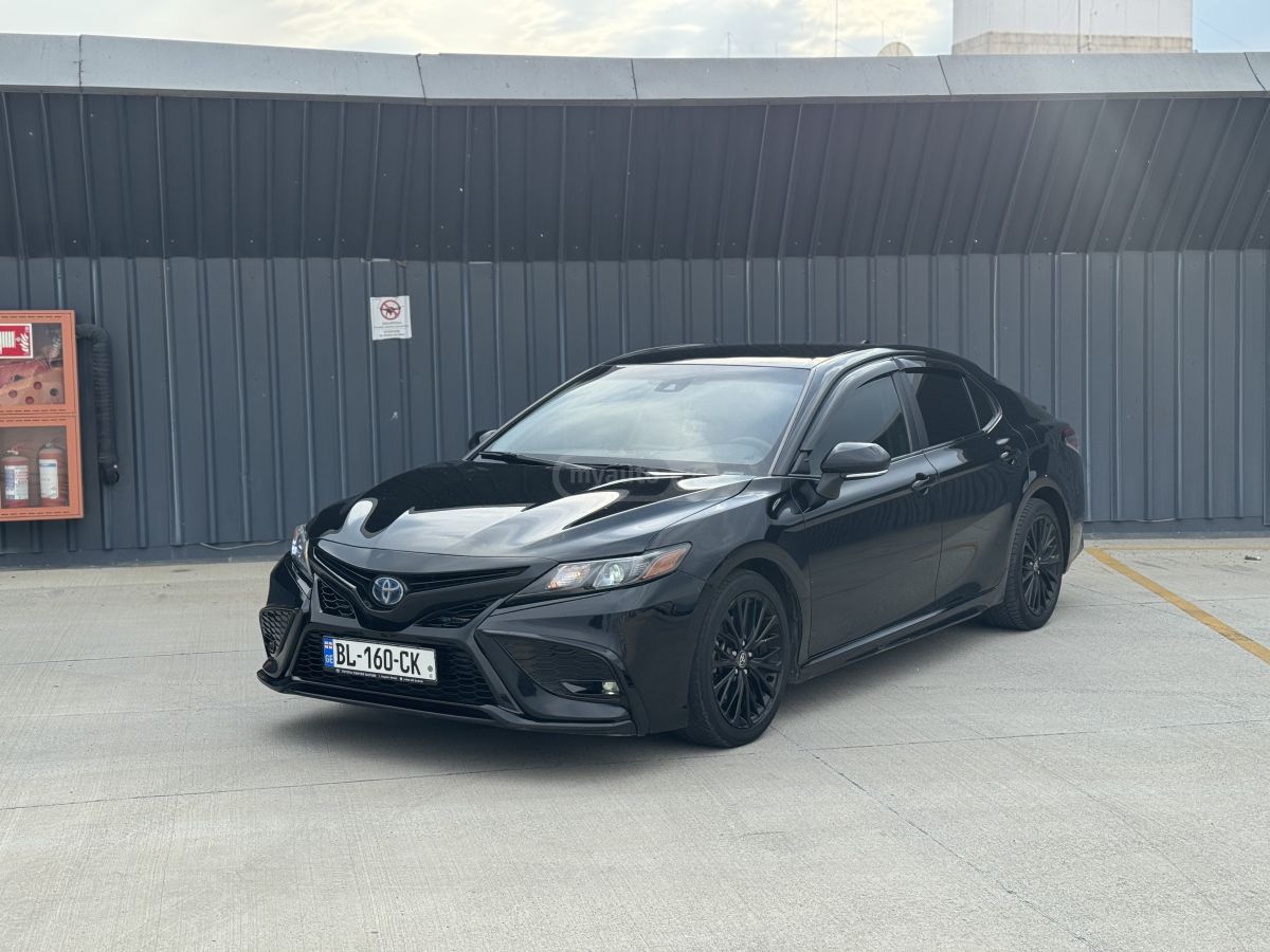 Toyota Camry - фото 1