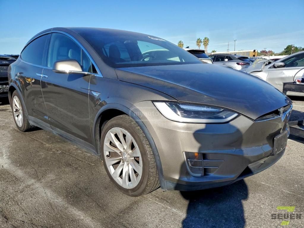 Tesla Model X - фото 1