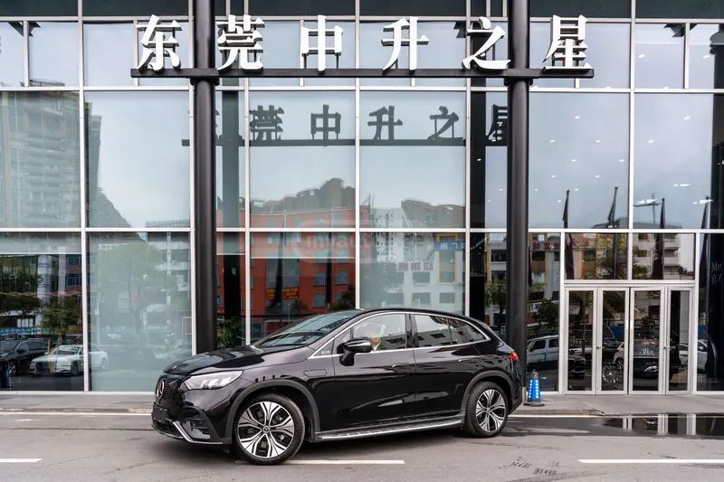 Mercedes-Benz EQE 2024 — миниатюра 1