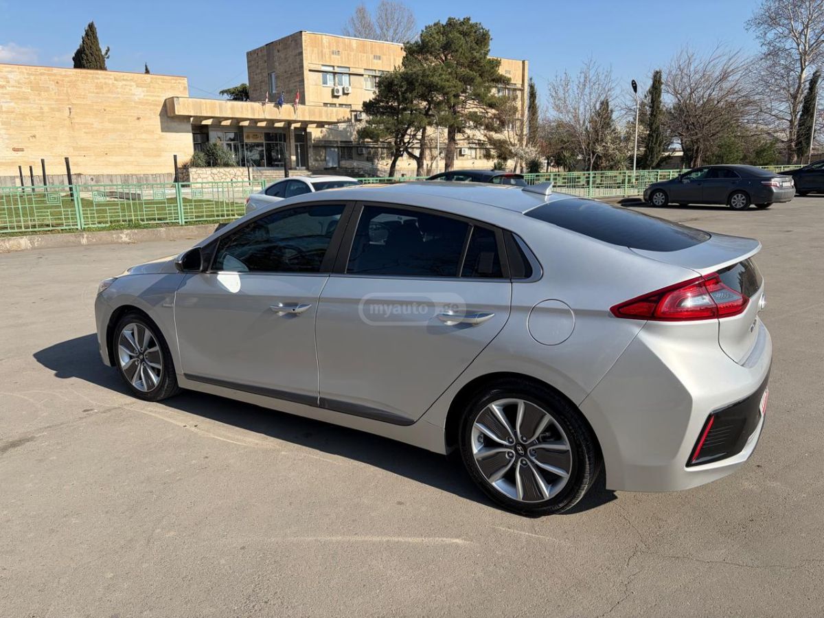 Hyundai Ioniq - фото 12