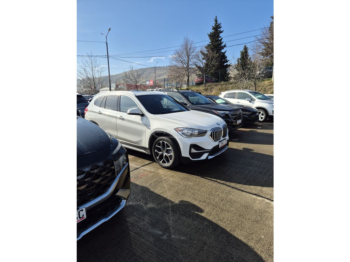BMW X1 - фото 1