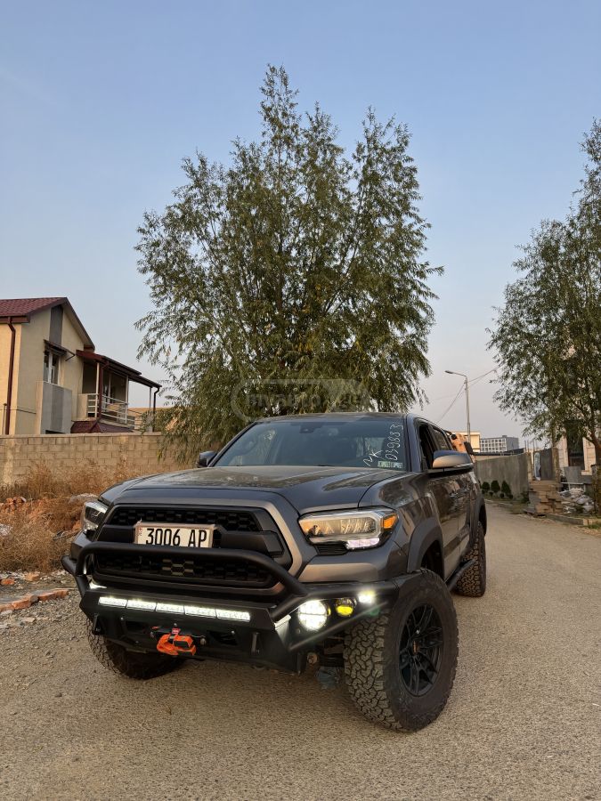 Toyota Tacoma - фото 1