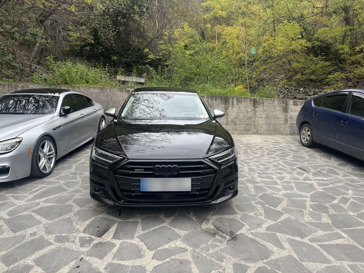 Audi A8 - фото 1