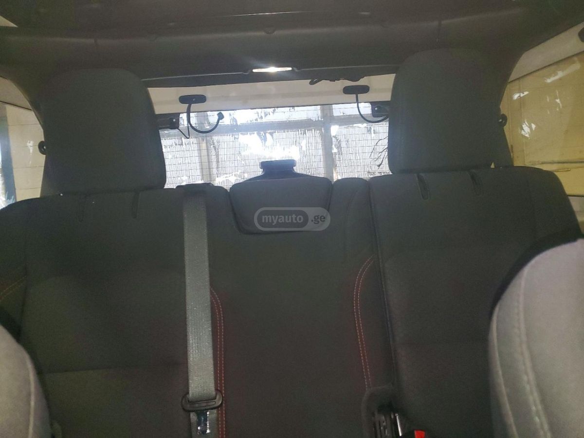 Jeep Wrangler - фото 10