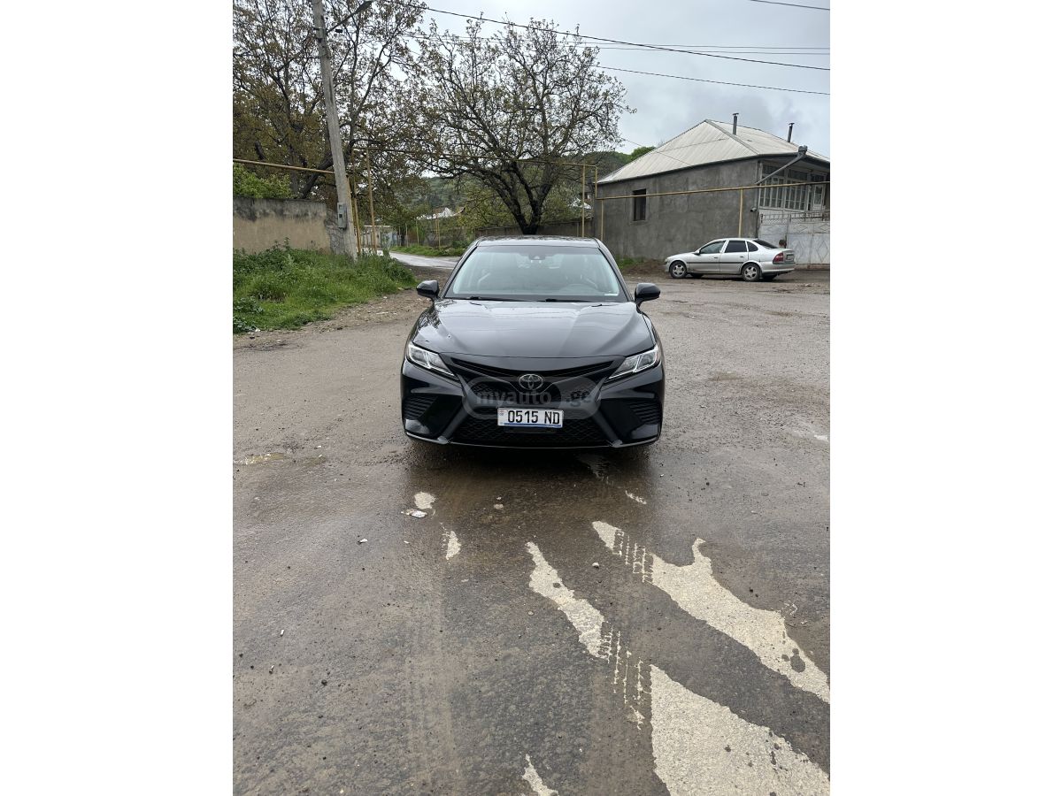 Toyota Camry - фото 1