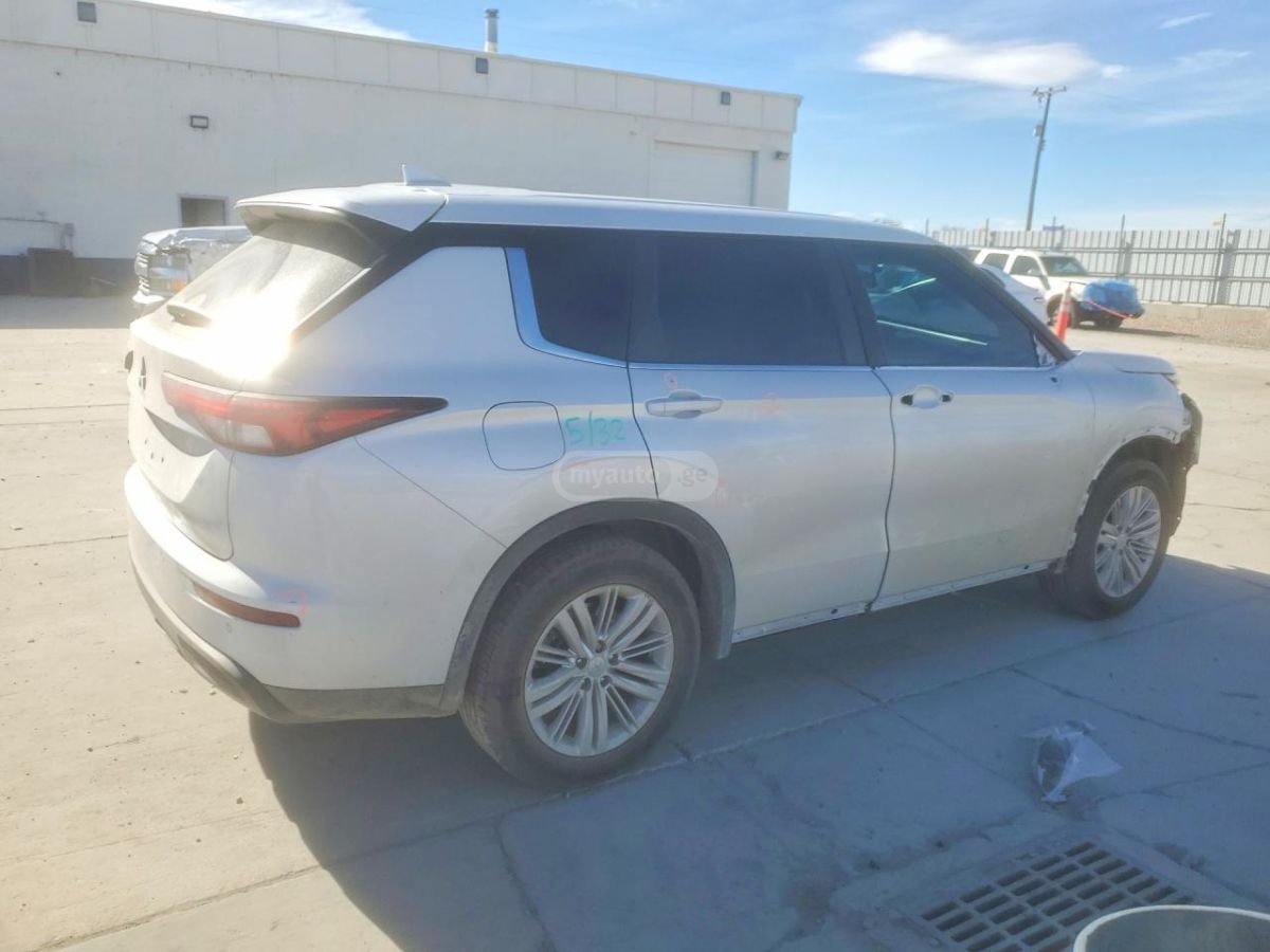 Mitsubishi Outlander - фото 3