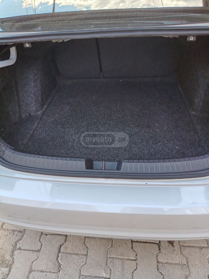 Volkswagen Jetta - фото 14