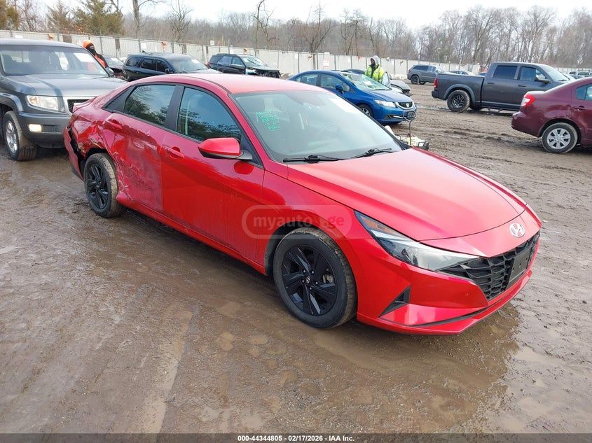 Hyundai Elantra - фото 1