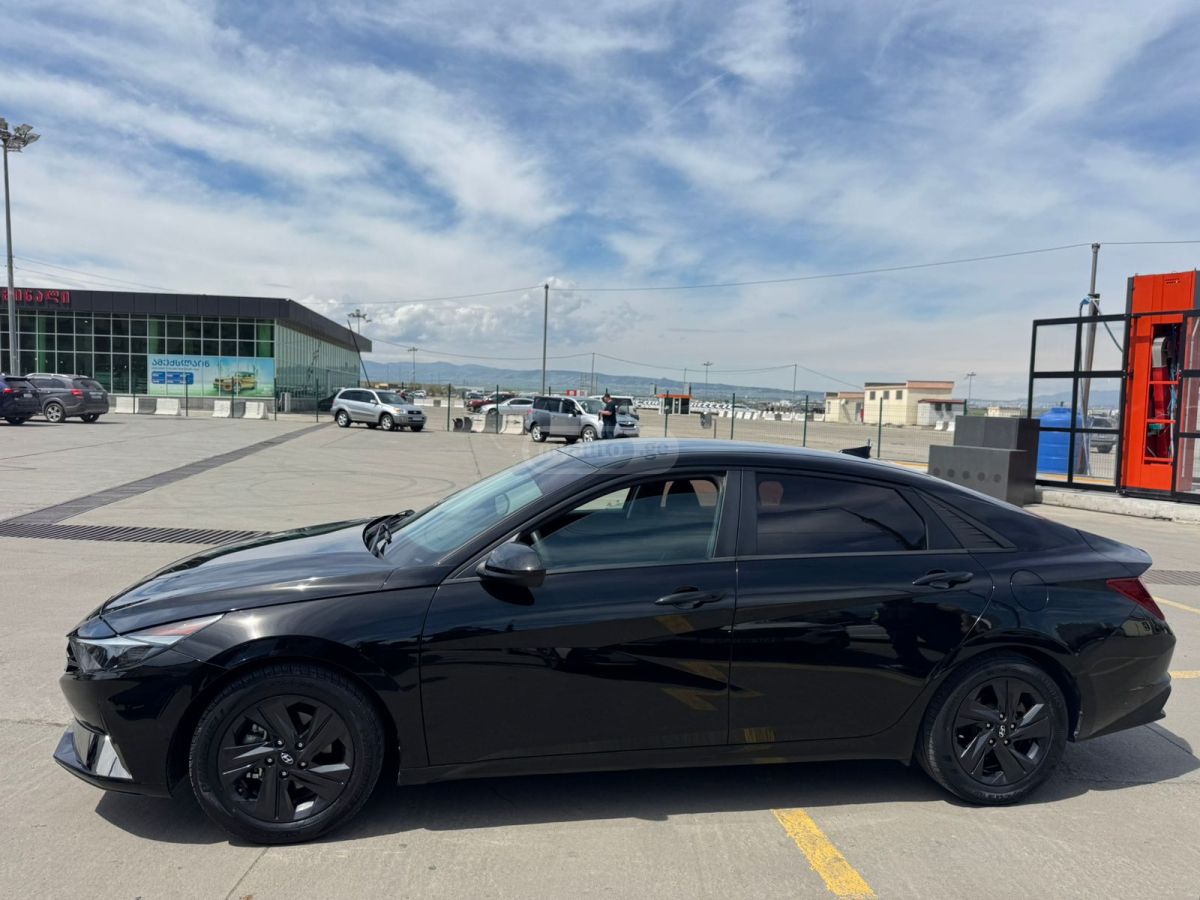 Hyundai Elantra - фото 1