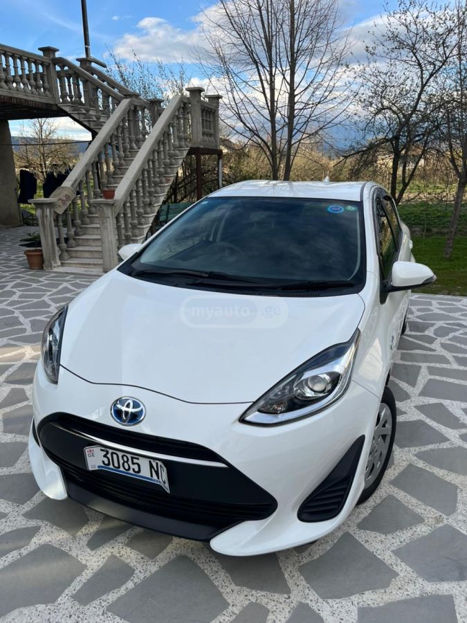 Toyota Aqua - фото 2