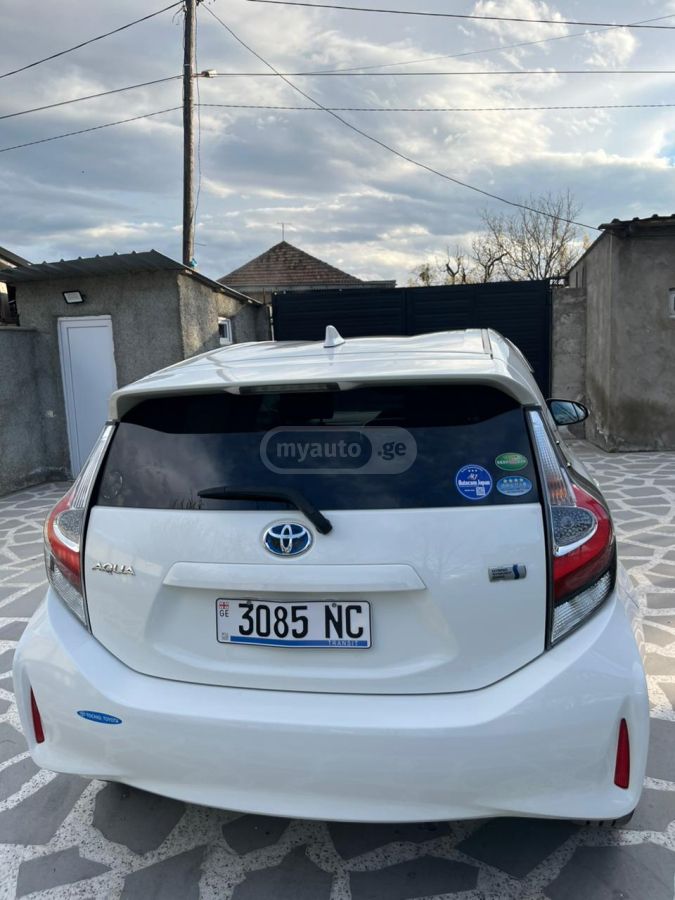 Toyota Aqua - фото 7
