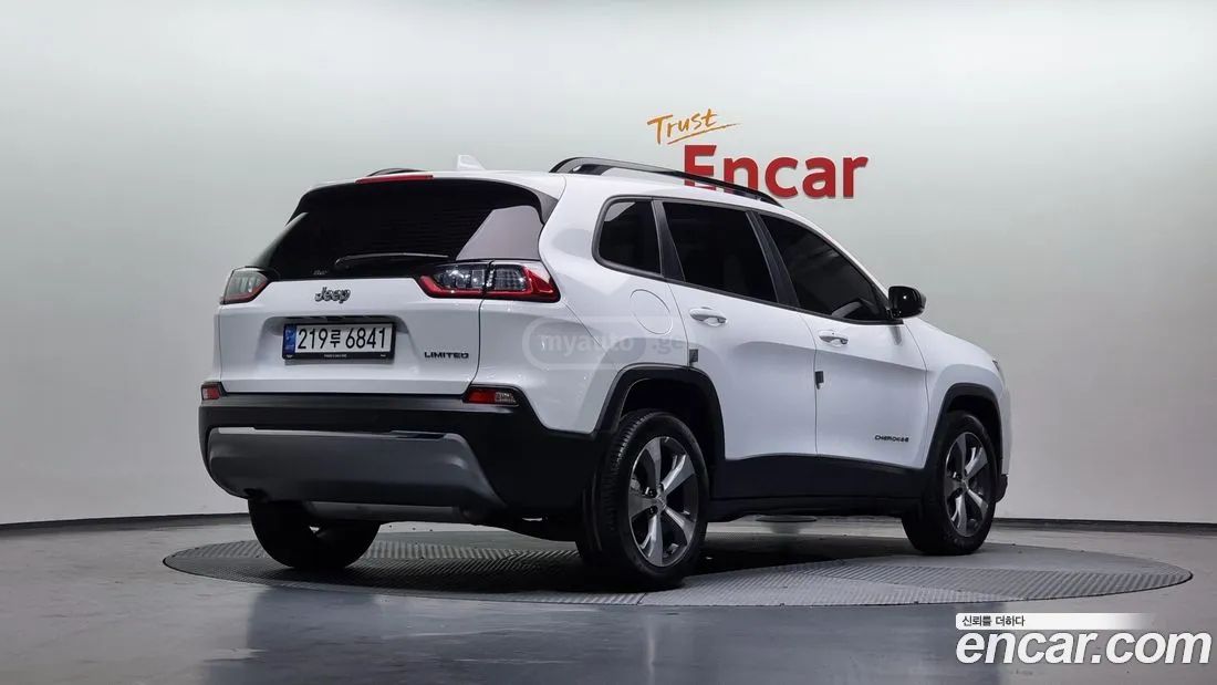 Jeep Cherokee - фото 2