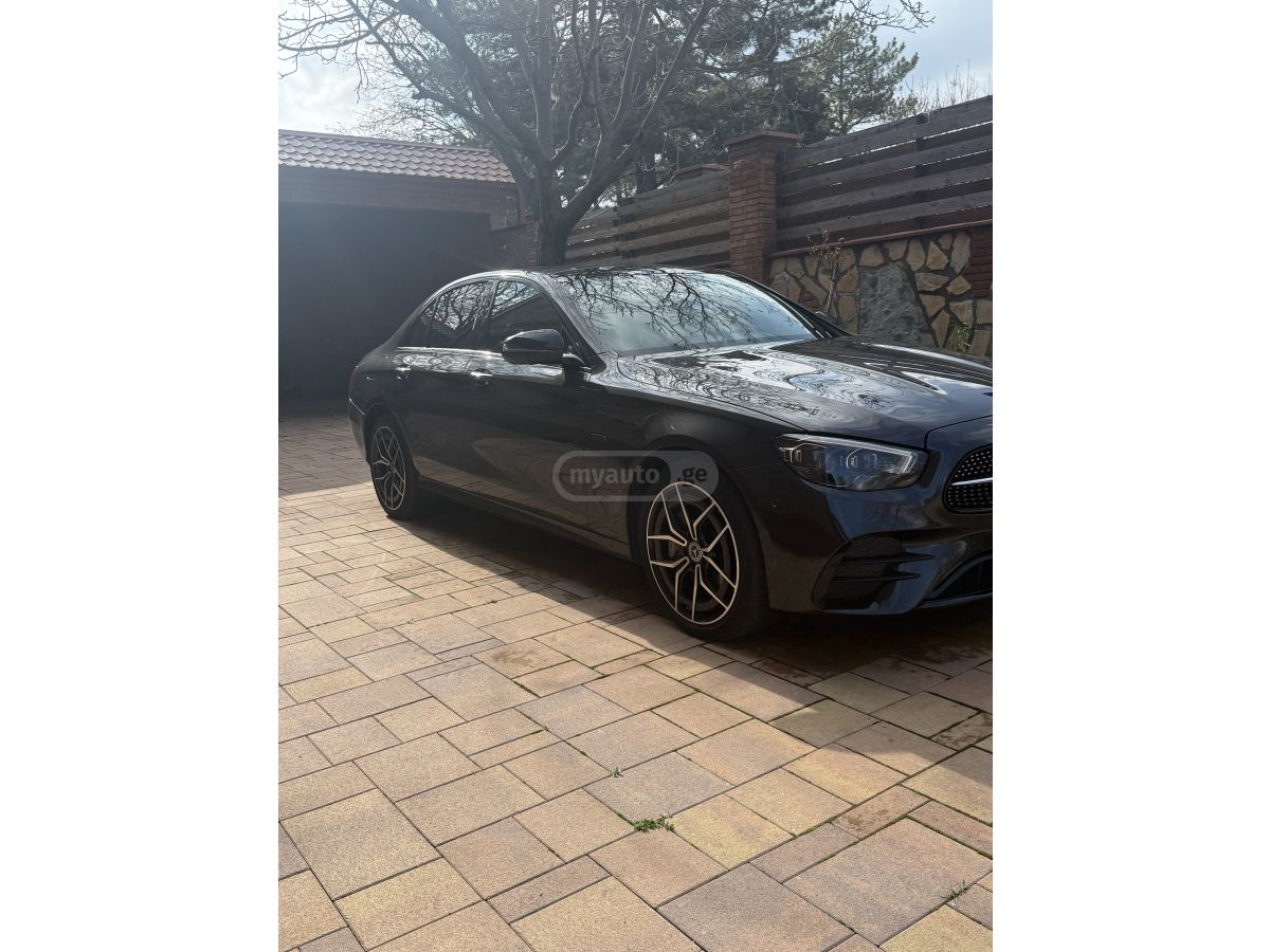 Mercedes-Benz E 300 2021 — миниатюра 1