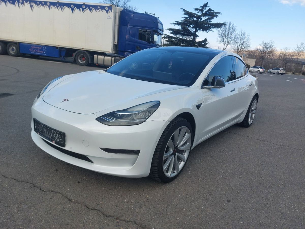 Tesla Model 3 - фото 1
