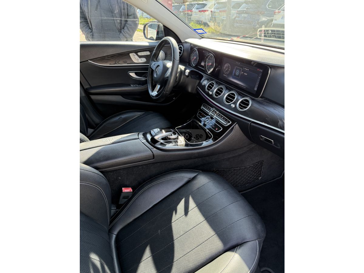 Mercedes-Benz E 300 - фото 7