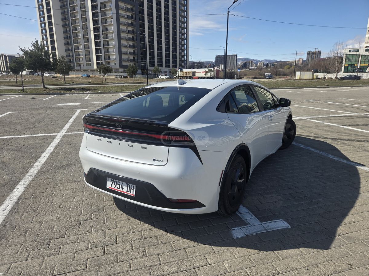 Toyota LE 5dr Front-Wheel Drive Hatch — миниатюра 2