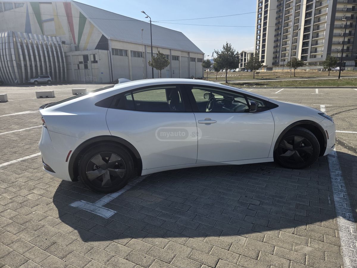 Toyota LE 5dr Front-Wheel Drive Hatch — миниатюра 3