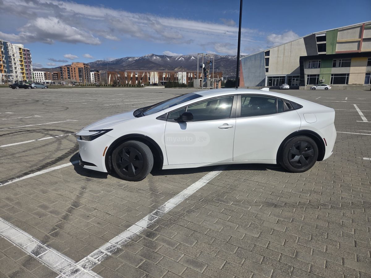 Toyota LE 5dr Front-Wheel Drive Hatch — миниатюра 4