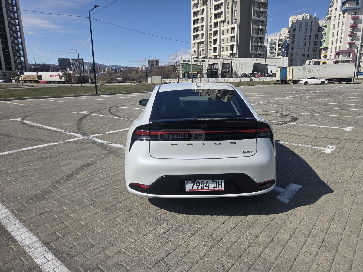 Toyota LE 5dr Front-Wheel Drive Hatch — миниатюра 5