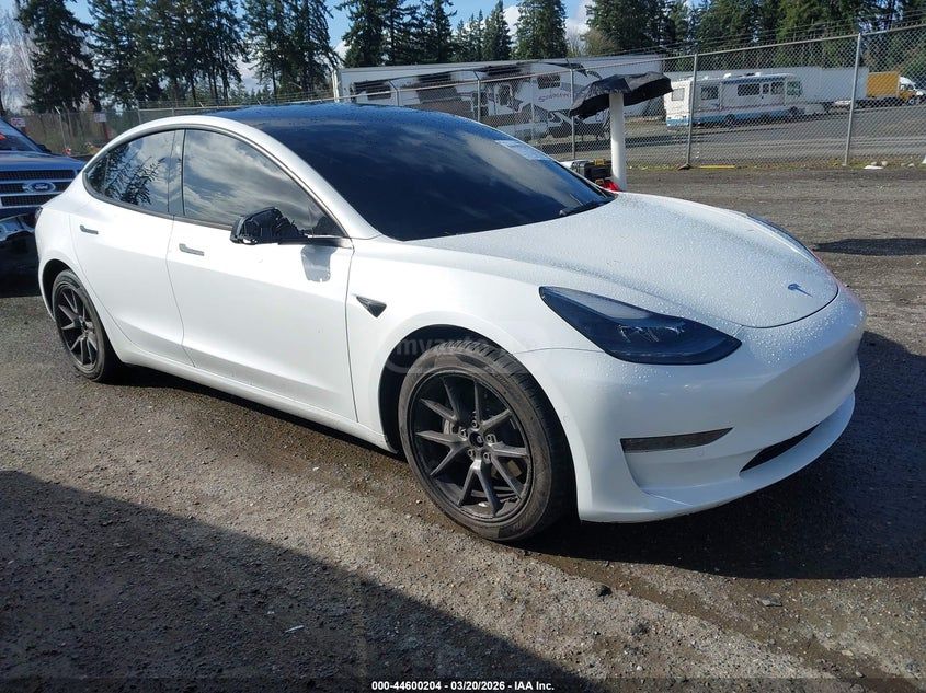 Tesla Model 3 - фото 1