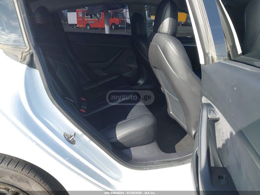 Tesla Model 3 - фото 8