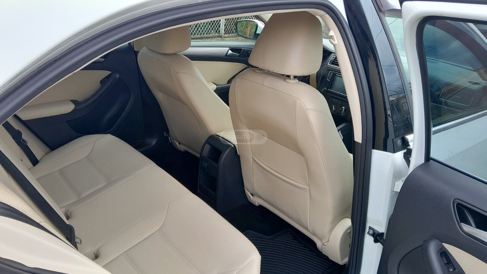 Volkswagen Jetta - фото 4