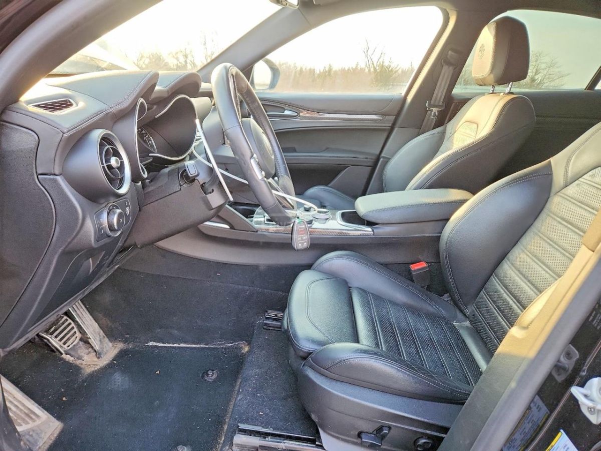 Alfa Romeo Stelvio 2023 — миниатюра 7