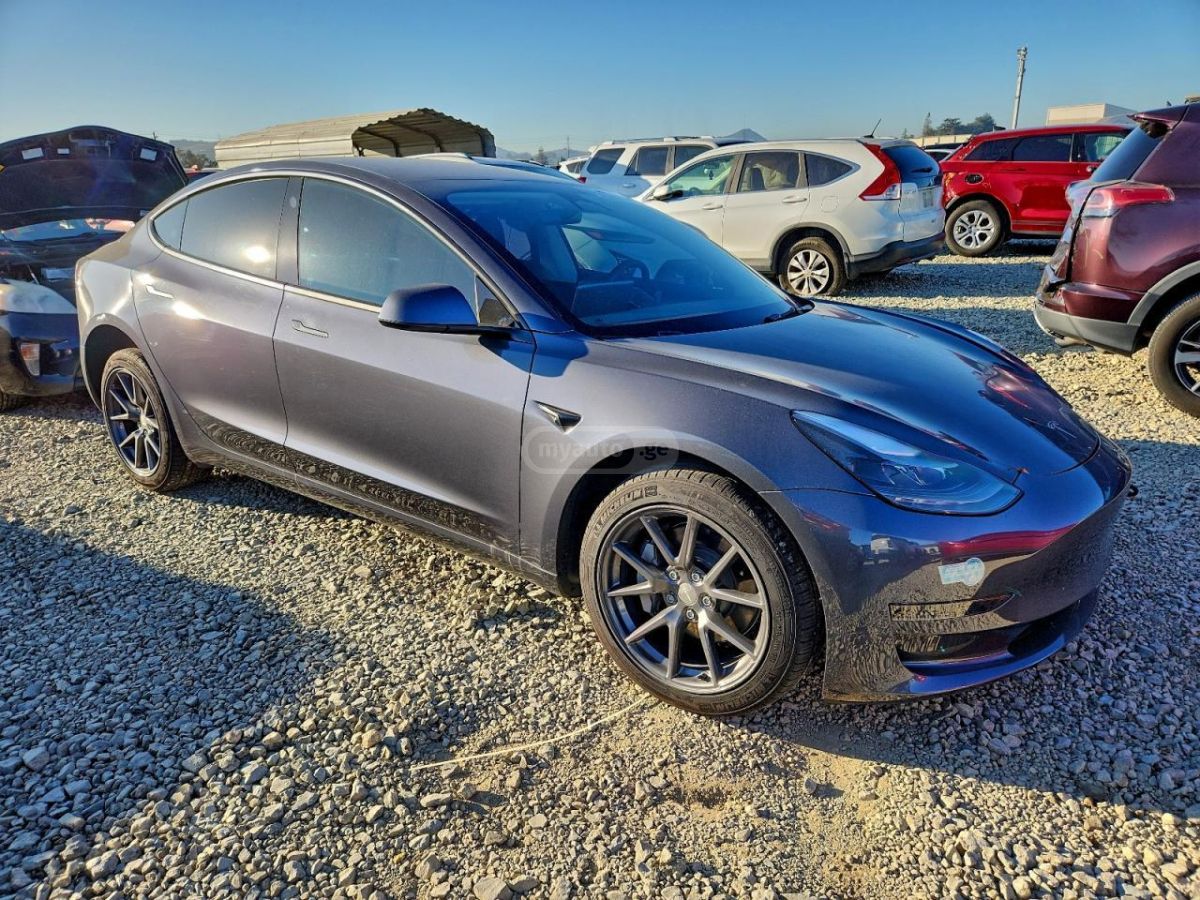 Tesla Model 3 - фото 1