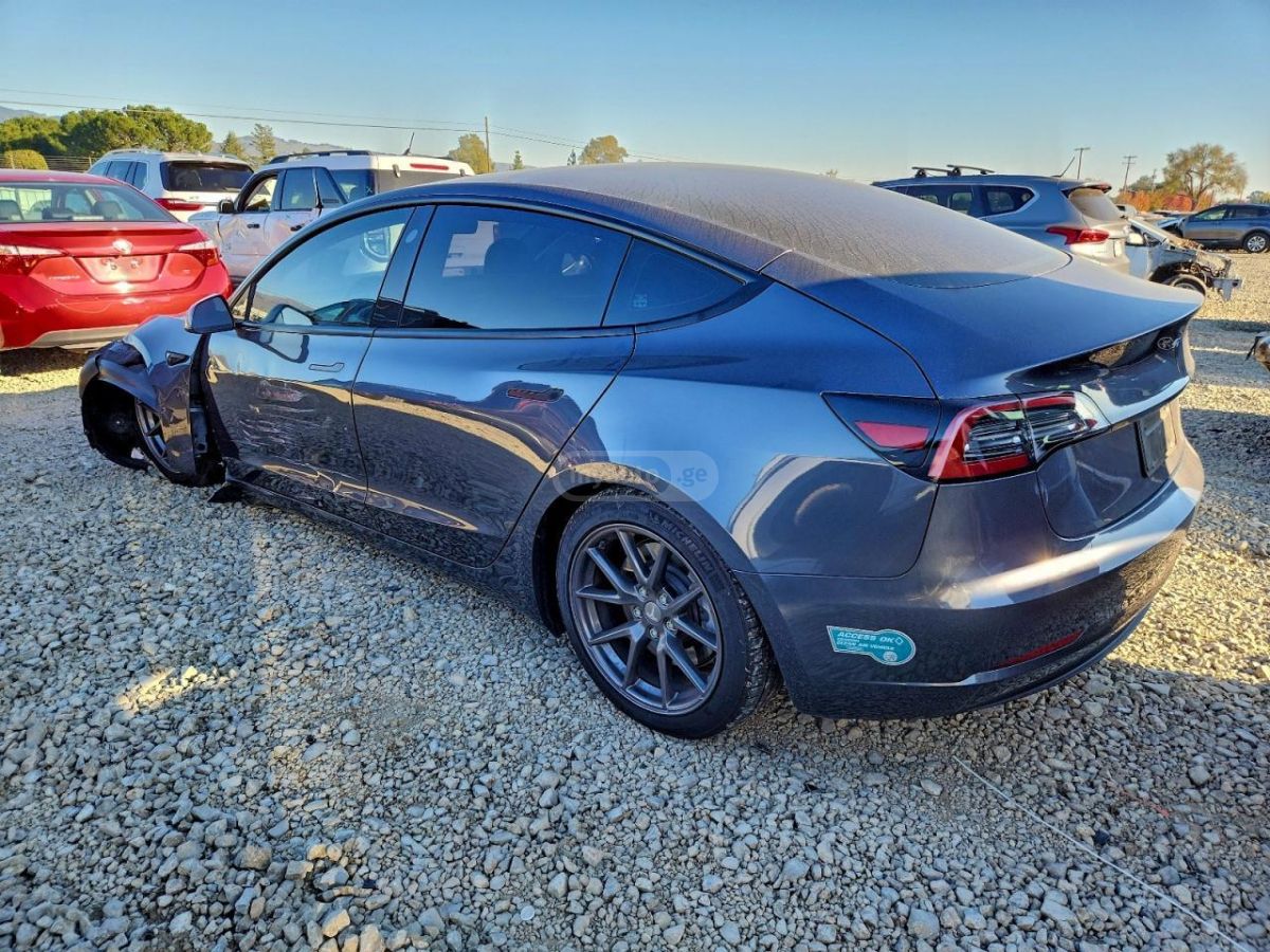 Tesla Model 3 - фото 3