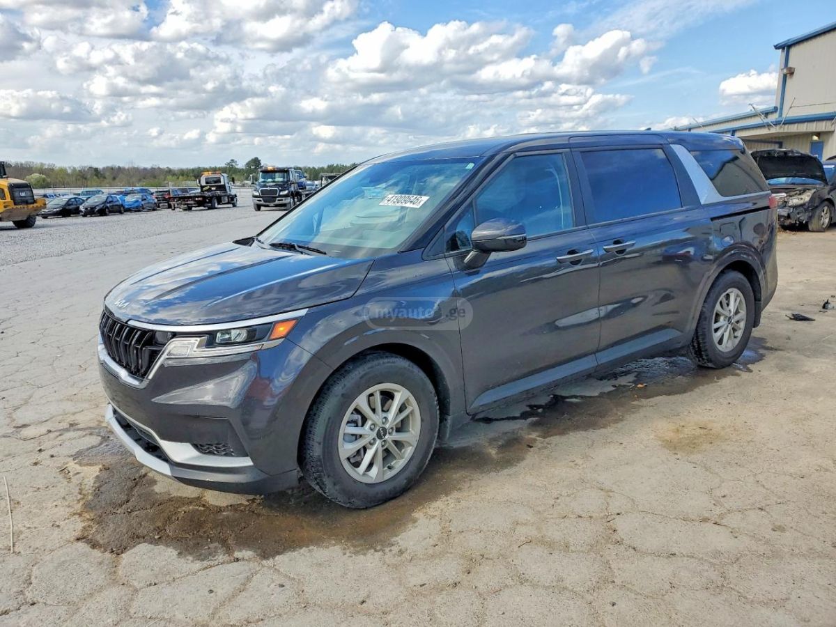 Kia Carnival - фото 1