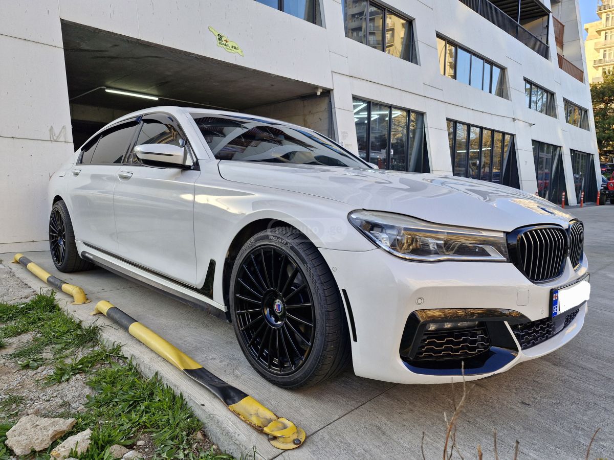 BMW 750 - фото 1