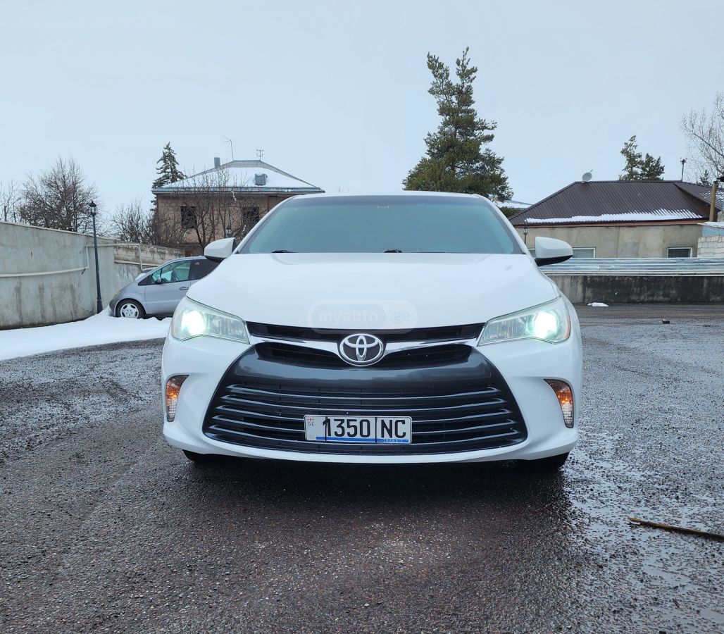 Toyota Camry - фото 1