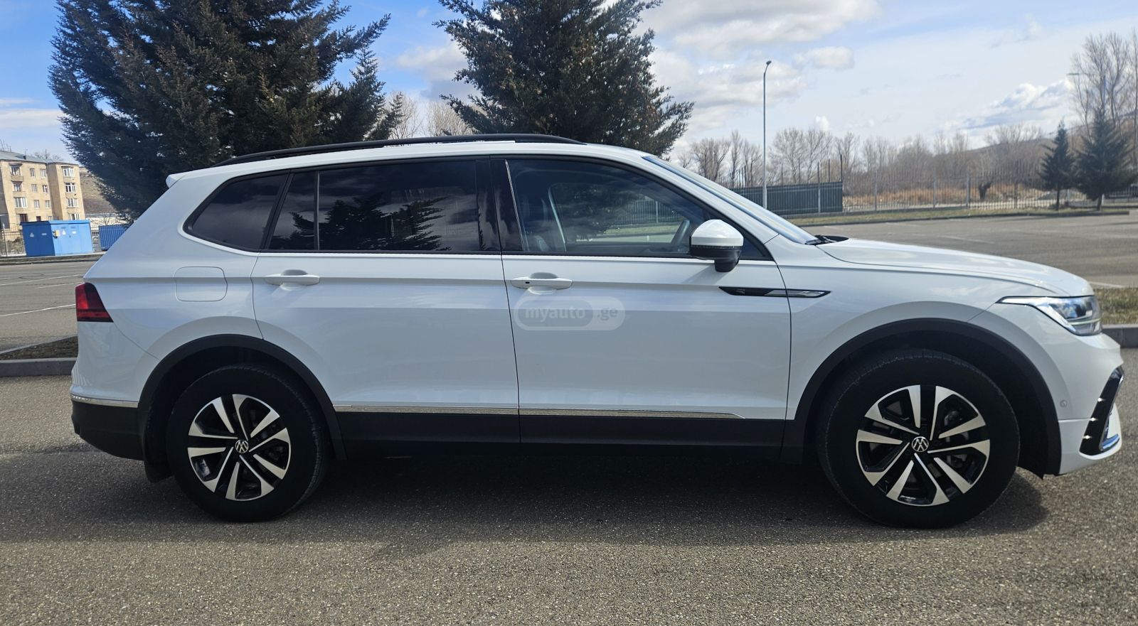 Volkswagen Tiguan - фото 8