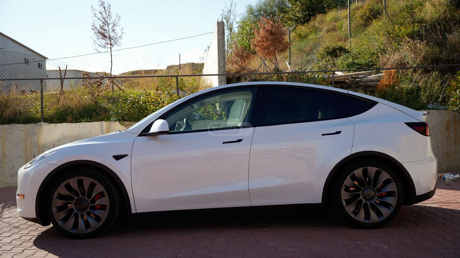 Tesla Model Y - фото 11