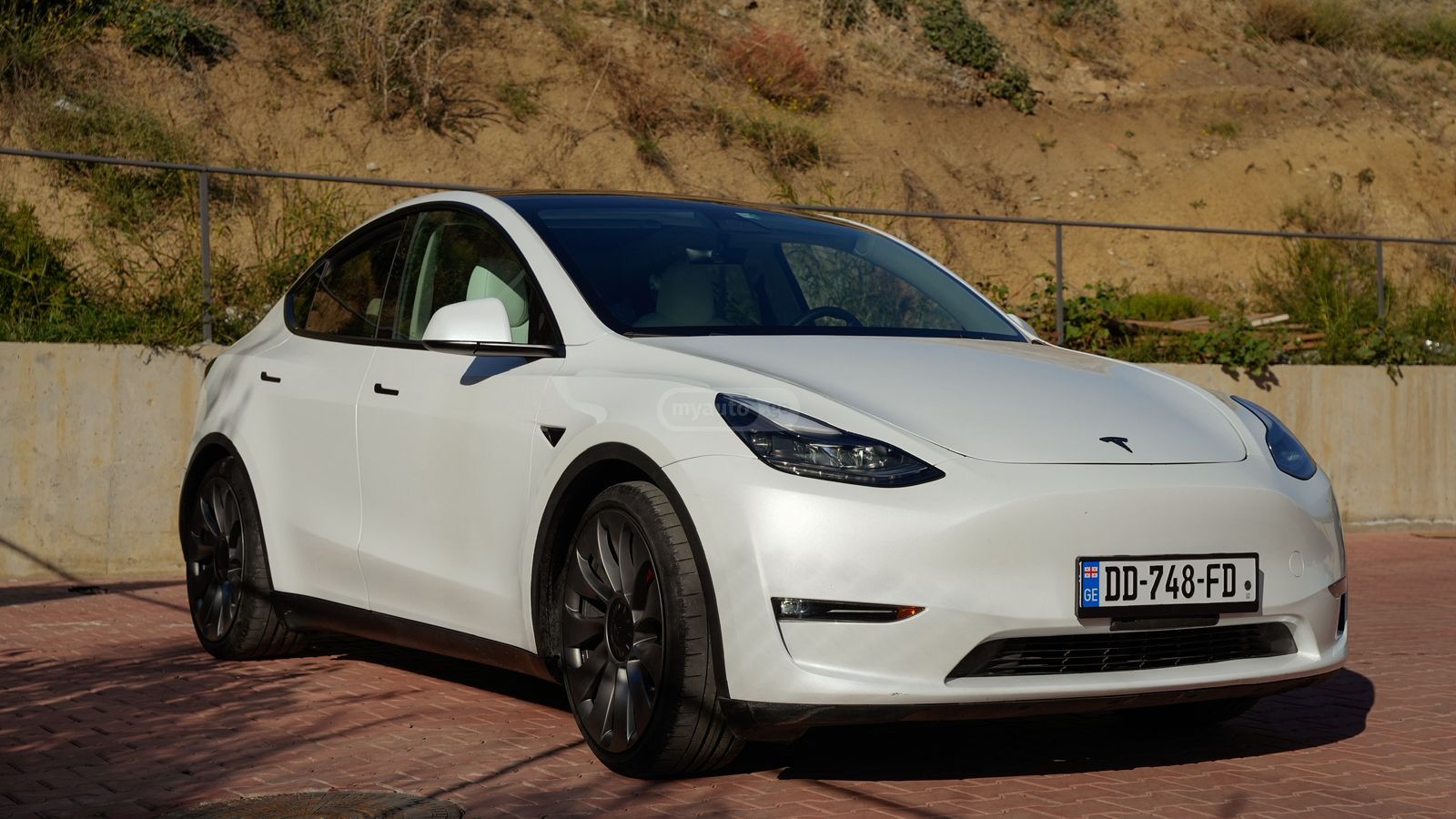 Tesla Model Y - фото 13