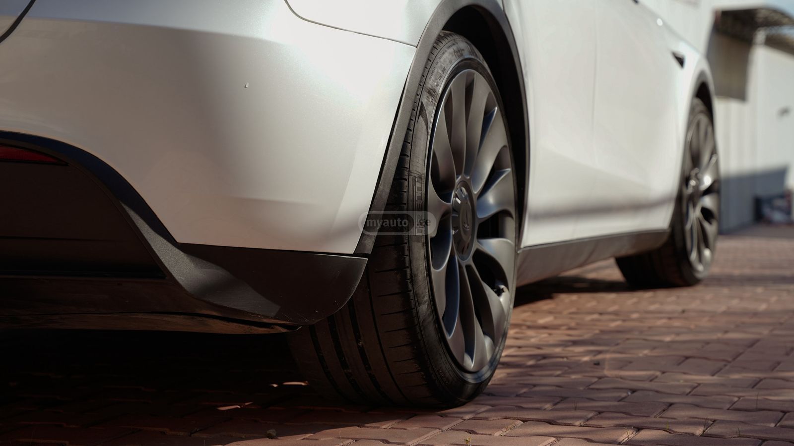 Tesla Model Y - фото 2