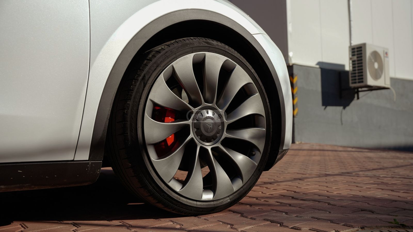 Tesla Model Y - фото 7