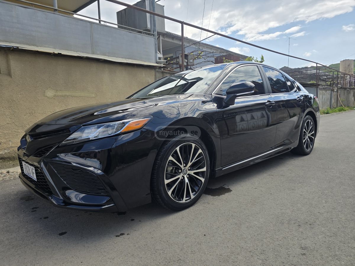 Toyota Camry - фото 1