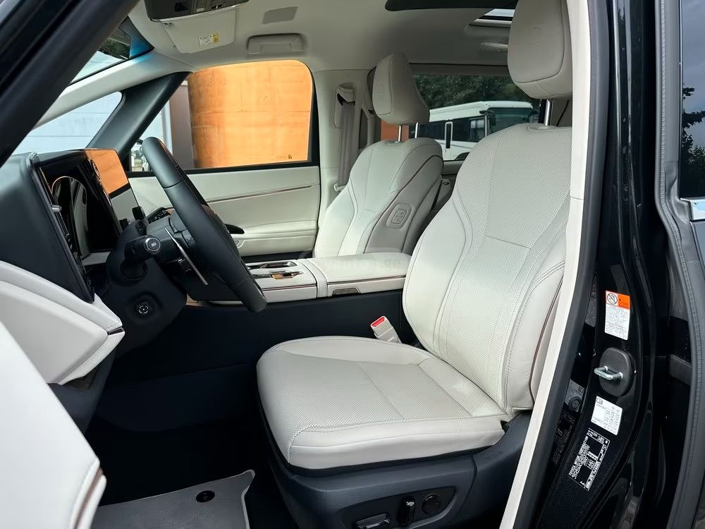 Lexus LM 2026 — миниатюра 7