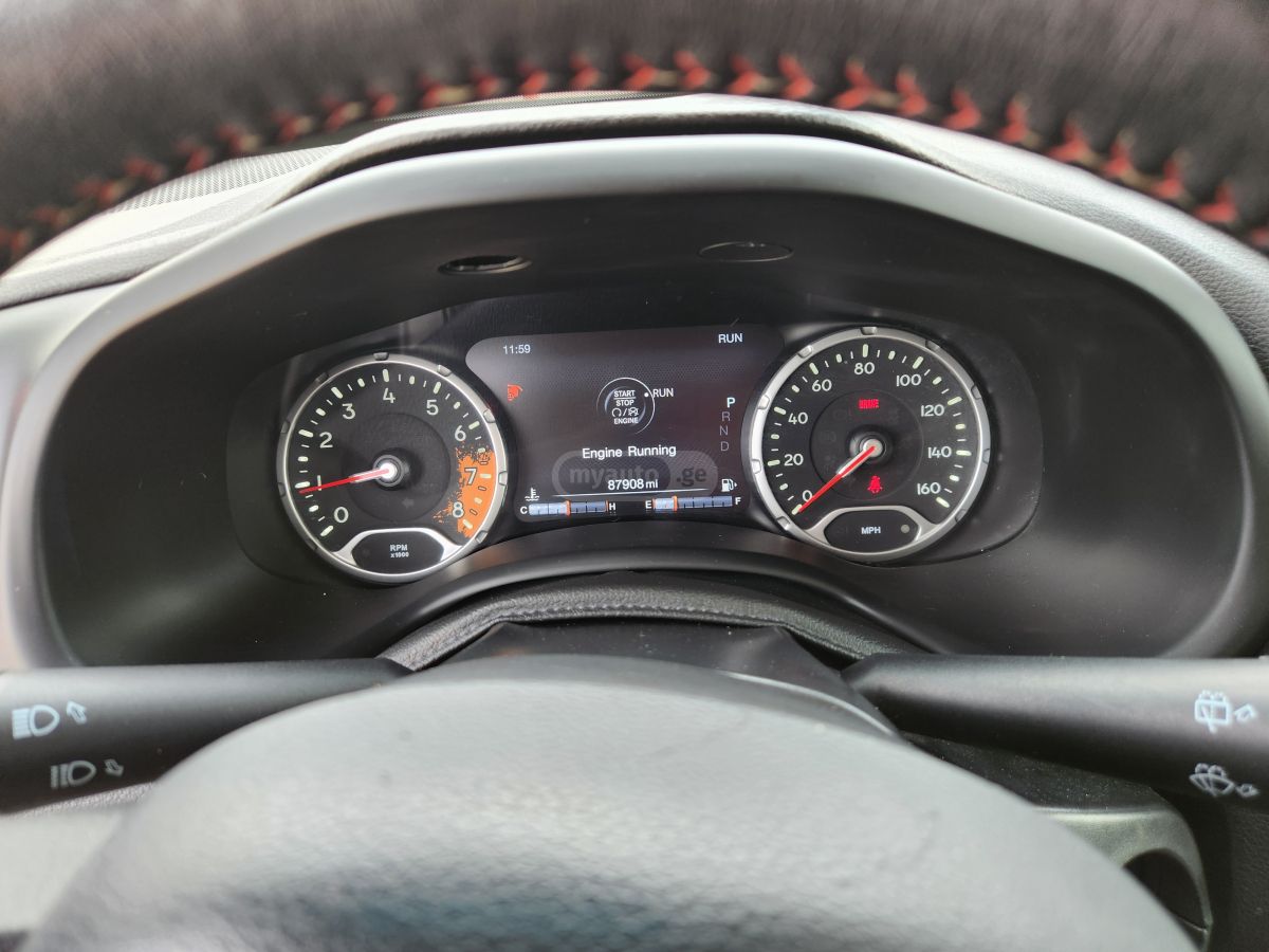 Jeep Renegade - фото 12