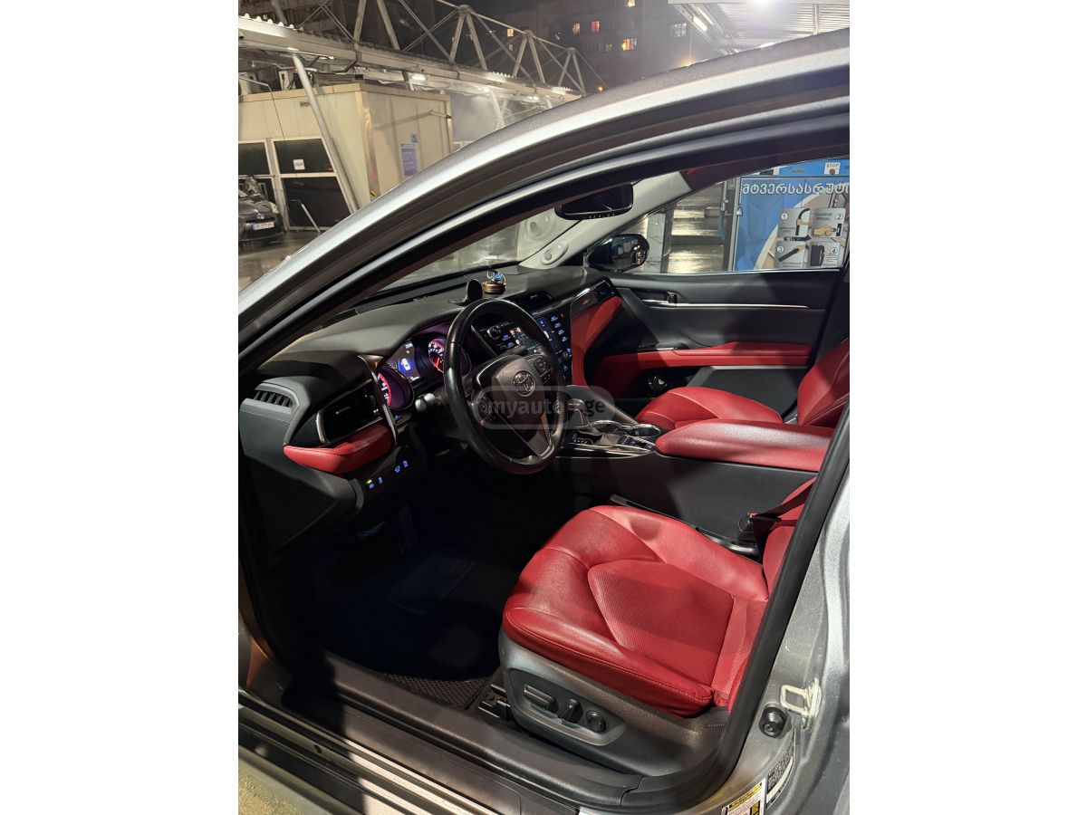 Toyota Camry - фото 1