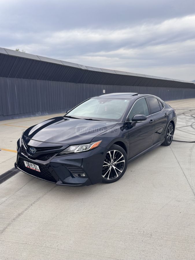 Toyota Camry - фото 1