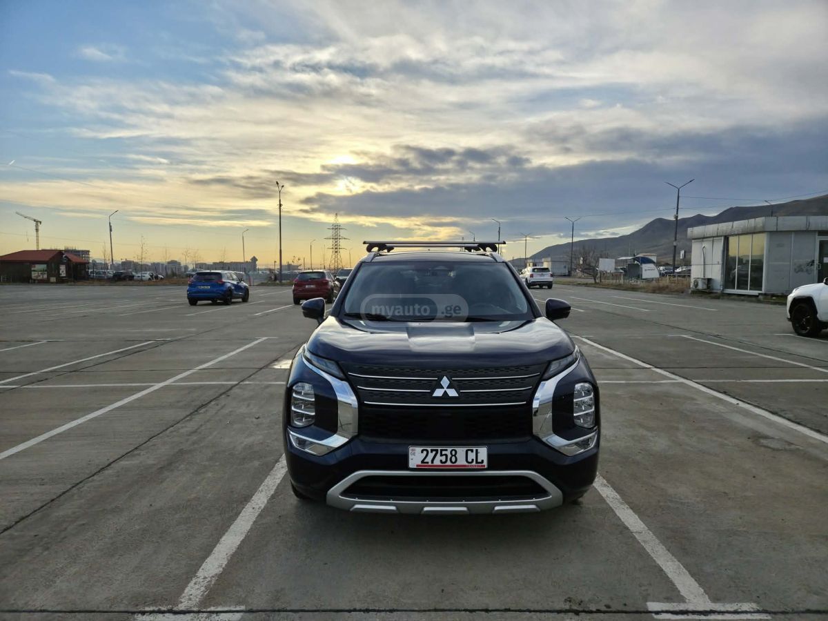 Mitsubishi Outlander - фото 1