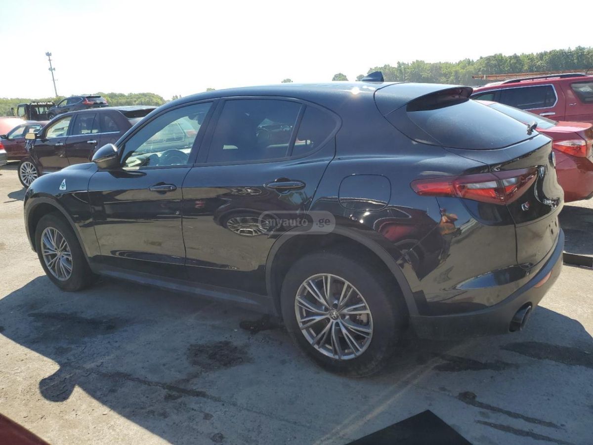 Alfa Romeo Stelvio 2023 — миниатюра 2