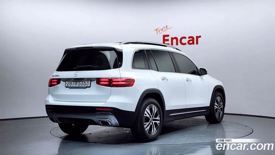 Mercedes-Benz GLB 35 AMG 2024 — миниатюра 2