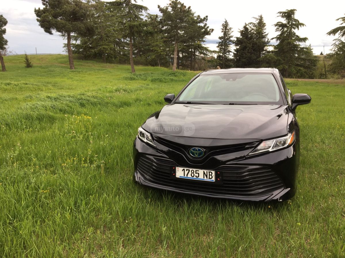Toyota Camry - фото 1