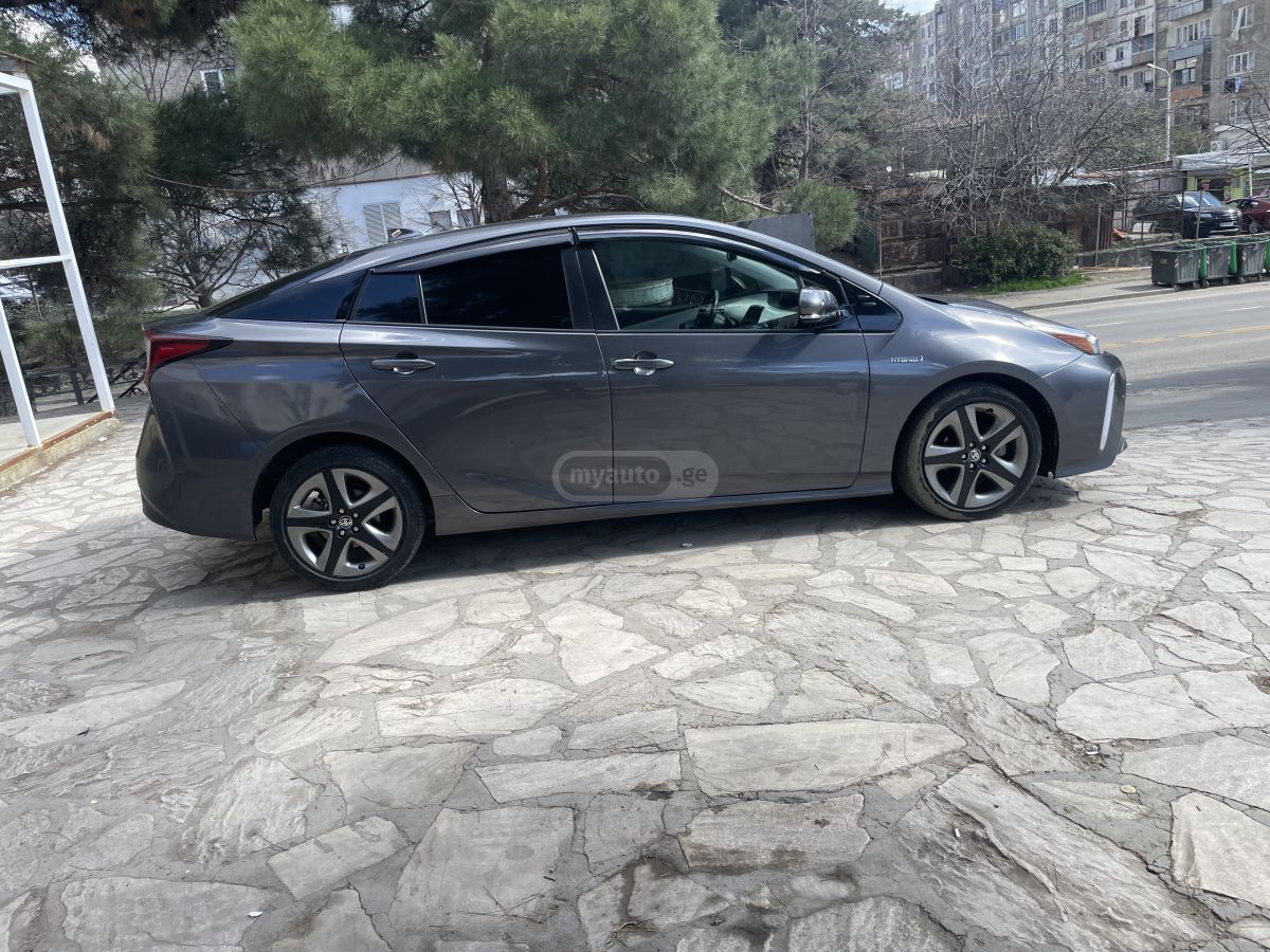 Toyota Prius - фото 1